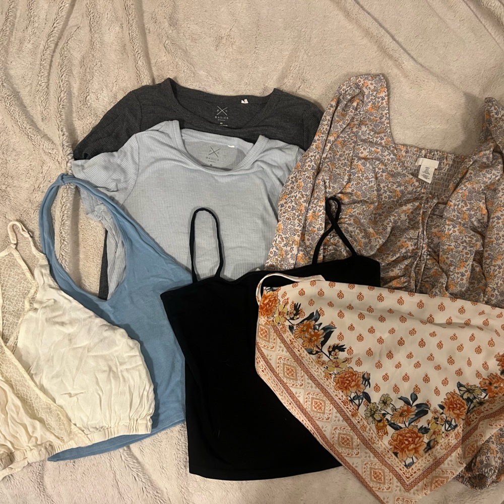 LOT OF WOMENS TOPS
